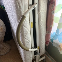 折りたたみ電動ベッド
