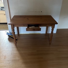 木製テーブルの画像