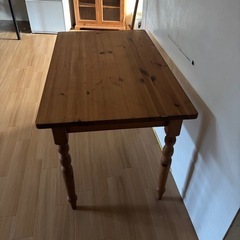 木製テーブルの画像