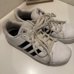 adidasスニーカー22.5センチの画像