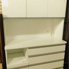 綺麗なニトリのキッチンボート　食器棚　レンジ台