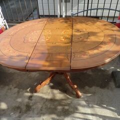 輸入家具　円形～オーバル型　ダイニングテーブルの画像