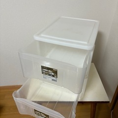 プラスチックの引き出し　2個