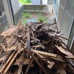 小屋解体後の木材
