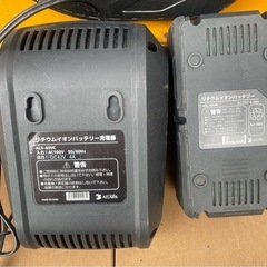 お話中【ジャンク扱い】コードレス除雪機　充電器&台セット^_^今冬まで使用していました♪今は動きません…何か不具合？女性でも軽々持てます^_^の画像