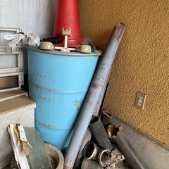 ドラム缶・三角ポール・廃材