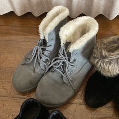 履き古したブーツ 4足の画像