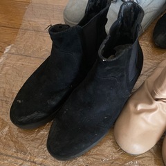 履き古したブーツ 4足の画像