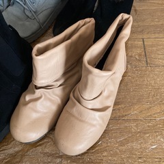 履き古したブーツ 4足の画像