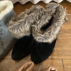 履き古したブーツ 4足の画像