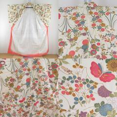 小紋 花々に蝶々模様 薄黄緑ｘ緑色ｘ多色 絹 バチ衿 仕立て上がり着物 身丈158cm 【キモノオフ野々市若松店】の画像