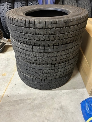 ブリヂストンスタッドレスタイヤほぼ新品