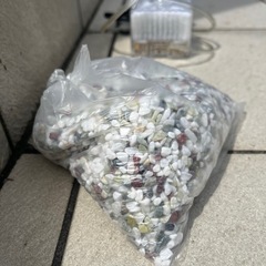 ポンプと底石、飾りのセットの画像