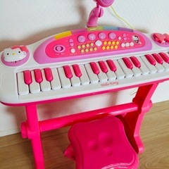 サンリオ ハローキティ 卓上電子キーボード 椅子付き 音楽 鍵盤楽器 知育玩具の画像