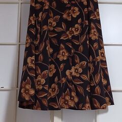 フレアスカート　ロングこげ茶に大きな花柄　L未使用に近い