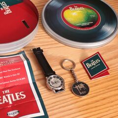 THE BEATLES ビートルズ 限定版 FOSSIL 腕時計...