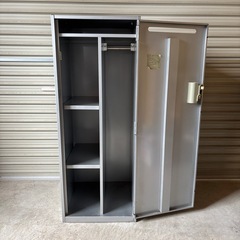 スチール製ロッカー　鍵付きの画像