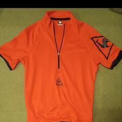 le coq sportif スポーツウェア（黒色ベストと橙色ウェアのセット）の画像