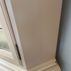 ベージュ木製 キャビネット 飾り棚　ガラス扉付きの画像