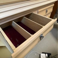 ベージュ木製 キャビネット 飾り棚　ガラス扉付きの画像