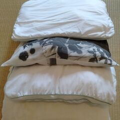 【無料】枕を四つ譲ります（全て洗える枕）の画像