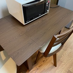 折りたたみ式ダイニングテーブルと回転椅子
