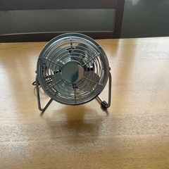 小型扇風機。