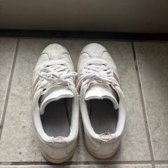 adidasスニーカーの画像