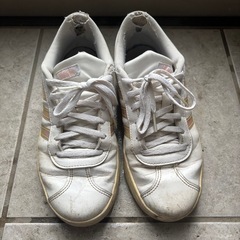 adidasスニーカーの画像