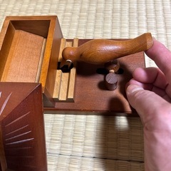 昭和レトロな煙草を咥える煙草鳥の画像