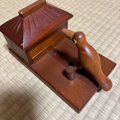 昭和レトロな煙草を咥える煙草鳥の画像