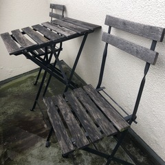 机、椅子×2、ガーデン、テラス、ベランダ等の画像