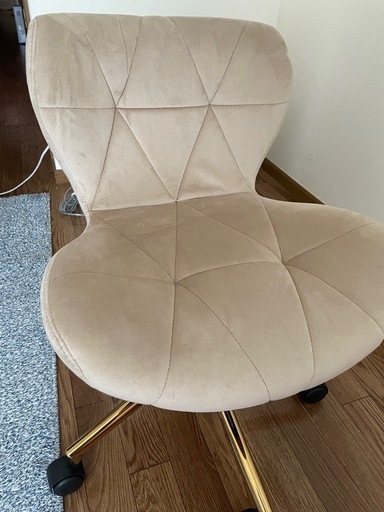 ゴールドの脚の高さ変えれるチェア