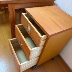 天然木　学習机セット、卓上ライトの画像