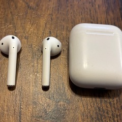 [ジャンク]Apple AirPods 第二世代　本体 ホワイト 充電ケース付きの画像