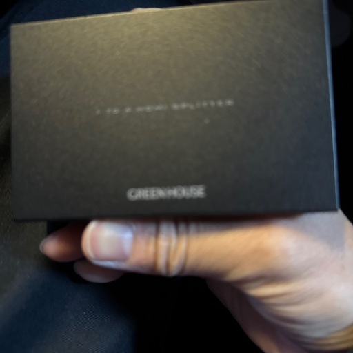 同じ画面が四つのモニターに