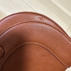 ブラウン ショルダーバッグ 小さめの画像