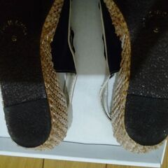 【Mサイズ】厚底サンダル（白✕紺の水玉リボン）の画像