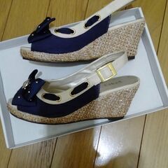 【Mサイズ】厚底サンダル（白✕紺の水玉リボン）の画像