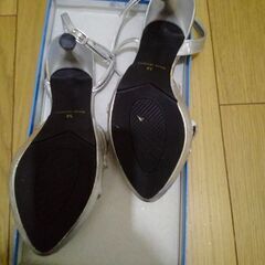 【使用感ありMサイズ】スワロフスキー付きシルバーサンダルの画像