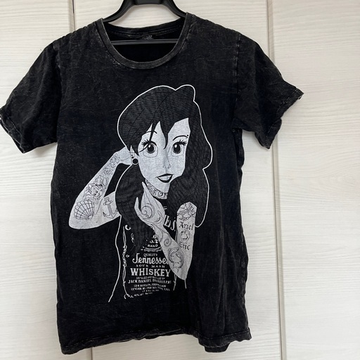 みんなが待ってた！＼再入荷待ち／人気ランキング アリエル×ジャックダニエル Tシャツ sサイズ ディズニー トップス