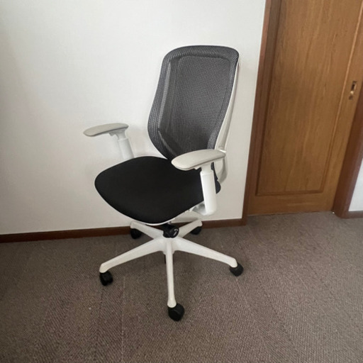 【早い者勝ち限定金額】　オフィスチェアー　オカムラ　シルフィー