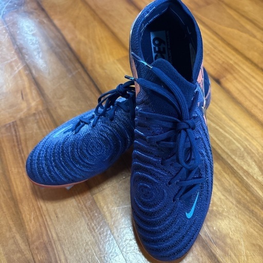 ネイビーのNike Phantom Vision、FGソール、専用バッグ付き