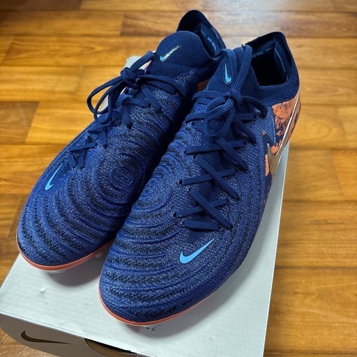 ネイビーのNike Phantom Vision、FGソール、専用バッグ付き