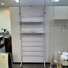 突っ張り棚　スプレーで塗装してます