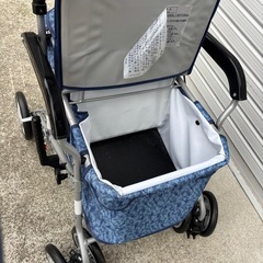 イスにもなる手押し車　の画像