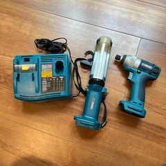 マキタ　インパクトドライバー、ワークライト、充電器