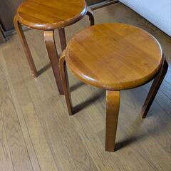 木製丸椅子の画像