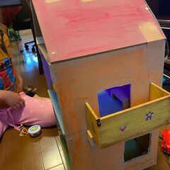 手作り3階建て木製ドールハウスとミニ家具の画像