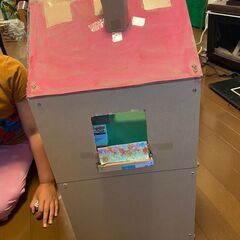 手作り3階建て木製ドールハウスとミニ家具の画像